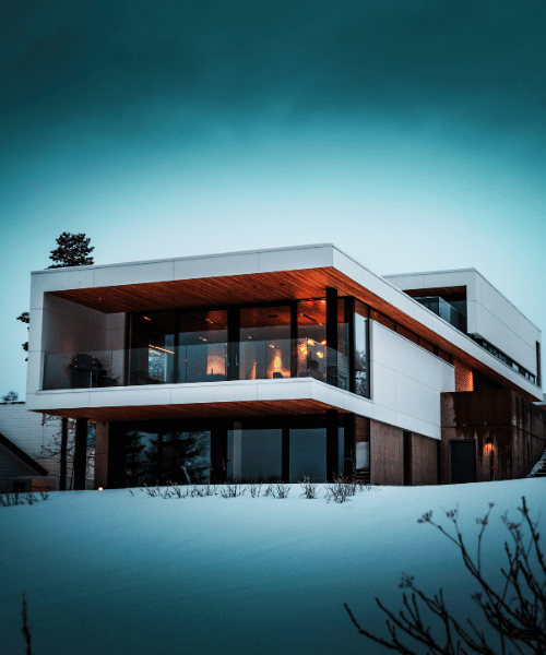 Casa en Terreno Nevado con Detalles Blancos y de Madera